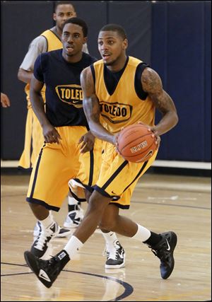 UT's Rian Pearson moves in front of Justin Drummond in practice. Pearson transfered from Green Bay, Drummond from Loyola (Md.).