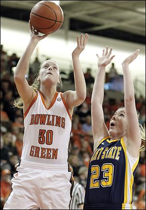 Bowling Green's  Miriam Justinger, a Northview grad, takes a shot against against Kent State guard Jamie Hutcheson.