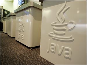  Oracle Corp released an emergency update to its widely used Java software for surfing the Web on Sunday, days after the U.S government urged PC users to disable the program because of a bug it said made computers vulnerable to attack by hackers.
