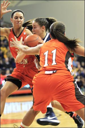UT's Naama Shafir drives between BGSU defenders Chrissy Steffen, left, and Jillian Halfhill in the first half. Shafir scored a game-high 23 points as Toledo won 48-38.