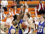  Findlay's Christina McQueen blocks the path of Southview's Taryn Stanley. McQueen scored 13 points, while Stanley had 11.