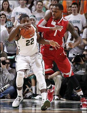 Michigan State's Branden Dawson, left, and Ohio State's Deshaun Thomas  battle for ball. Thomas finished with 28 points.
