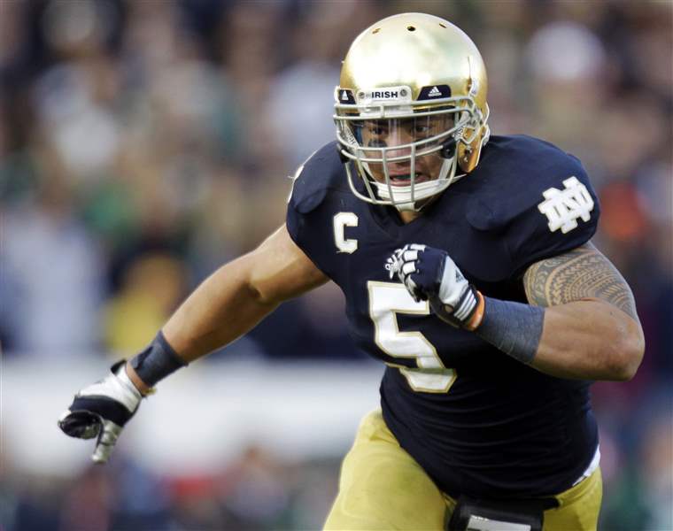 Notre-Dame-linebacker-Manti-Te-o-chases-the-action