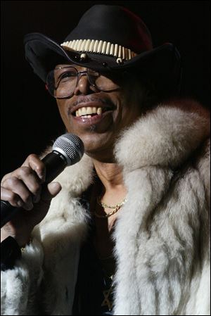 In a 2002 photo, Leroy ‘Sugarfoot’ Bonner, lead singer for the Ohio Players, performs in Atlanta. The band had a number of top 40 hits in the 1970s including ‘Love Rollercoaster.’ Mr. Bonner of Hamilton, Ohio, met the band members in Dayton.