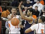  Bowling Green's A'uston Calhoun passes around the defense of Akron's Zeke Marshall during their game Wednesday night. Calhoun scored 11 points in the Falcons' home loss.