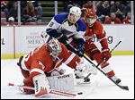  Red Wings goalie Jimmy Howard reaches for the puck in front of St. Louis’ Jaden Schwartz and Detroit defenseman Jakub Kindl.