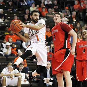 Bowling Green’s Jordon Crawford passes in front of Ball State's Matt Kamieniecki during second half. The senior scored 19 points with eight assists after not starting his first BGSU game in 46 contests.