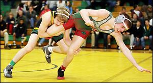Clay's Richie Screptock, left, won a 6-1 de­ci­sion against Cen­tral Catholic soph­o­more Josh Moss­ing. Screp­tock won the TRAC’s 113-pound ti­tle a year ago, also beat­ing Moss­ing in that fi­nal.