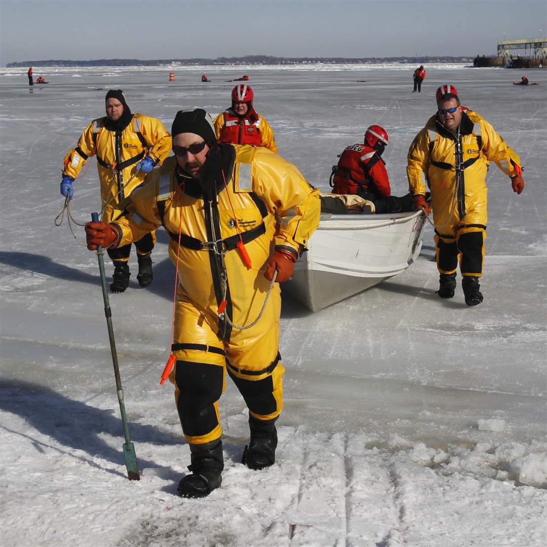 Ice-rescue-exercise-carrying-boat