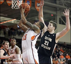 Bowling Green's A'uston Calhoun, who had 24 points, shoots against Western Michigan's Shayne Whittington in Wednesday night's game at the Stroh Center.