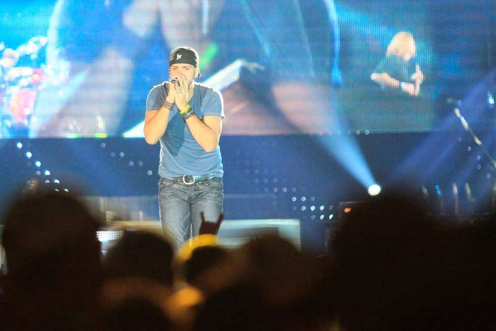 Singer-Luke-Bryan-in-concert-in