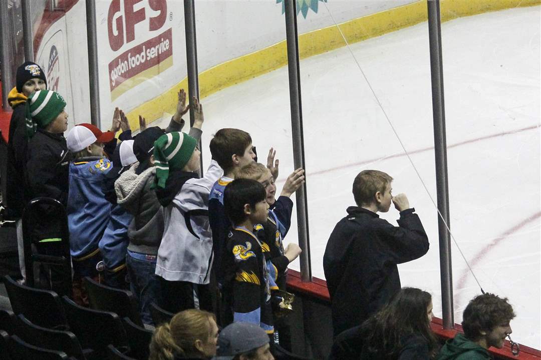 Young-hockey-fans