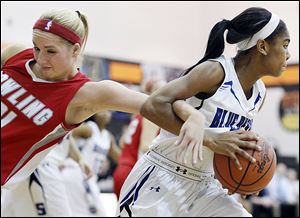 Bowling Green’s Hanna Williford, left, defends Springfield’s Jewell Rollins in a Division I sectional Tuesday. Springfield avenged two previous losses to the Bobcats with a win.