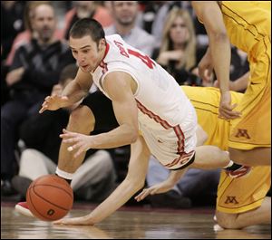 Ohio State's Aaron Craft dives after a steal against Minnesota during the second half.
