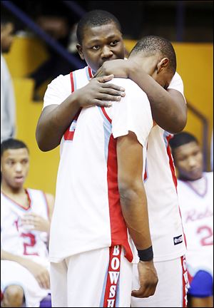 Bowsher's Mark Washington, right, consoles teammate Aundre Kizer after losing to Start in the City League championship game. Kizer scored a game-high 27 points.