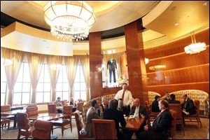 Forbes Travel Guide judges took note of the Final Cut Steak & Sea­food restaurant’s plush, semicircular banquettes and its Hollywood memorabilia when awarding it four stars.