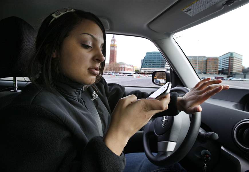 Cell-Phone-Driving-while-texting