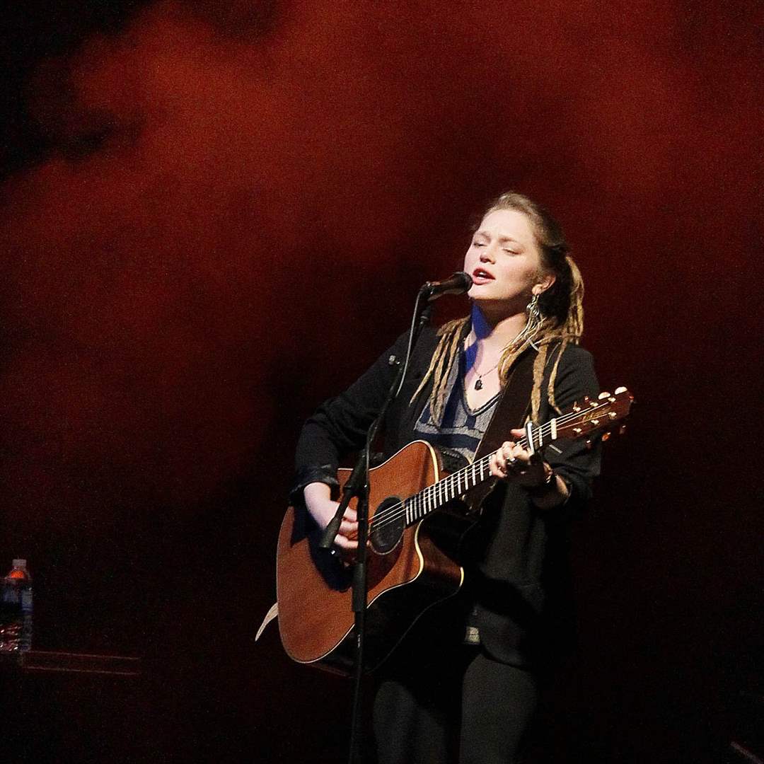 Crystal-Bowersox-singing-3-3