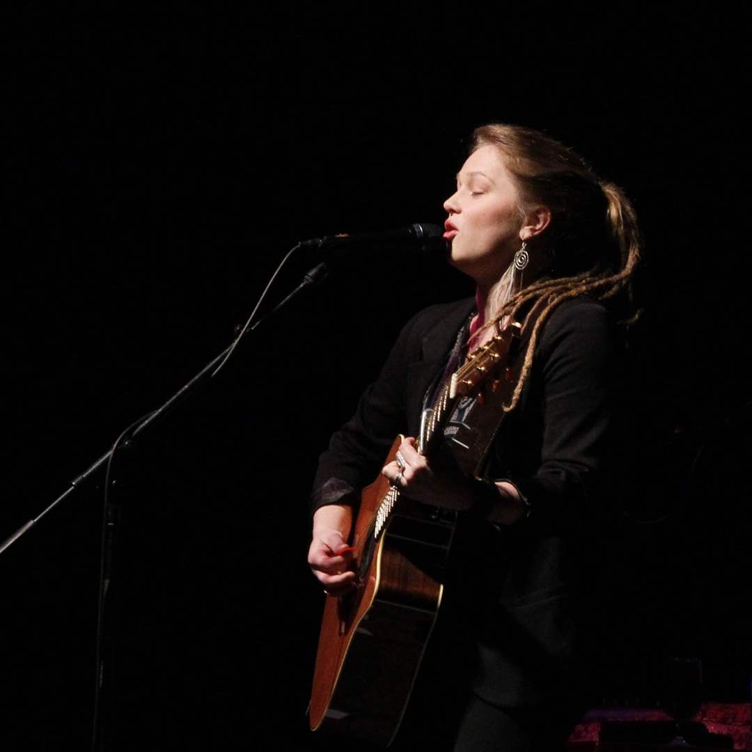 Crystal-Bowersox-performs