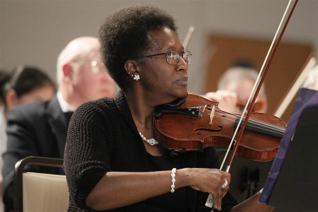 violinist-performs