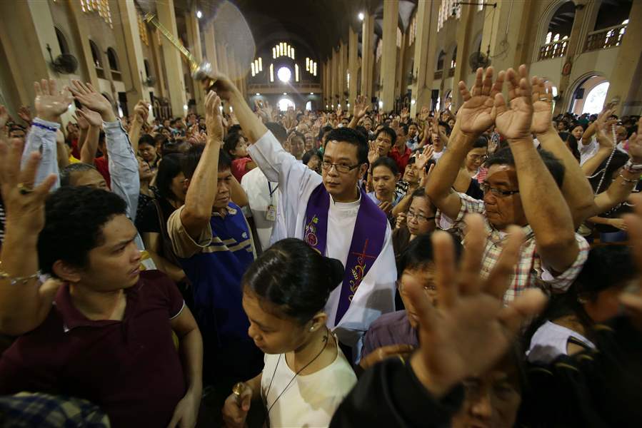 APTOPIX-Philippines-Pope-Faithful-manila