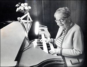 Dyer’s Chop House had many traditions, including an organist.  Leona Kubitz is shown at the keys in 1982.