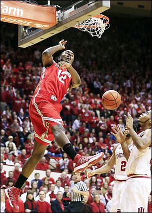 Ohio State's Sam Thompson dunks against Indiana. The Buckeyes need to defeat Illinois and for Michigan to beat the Hoosiers to earn a share of the Big Ten title.