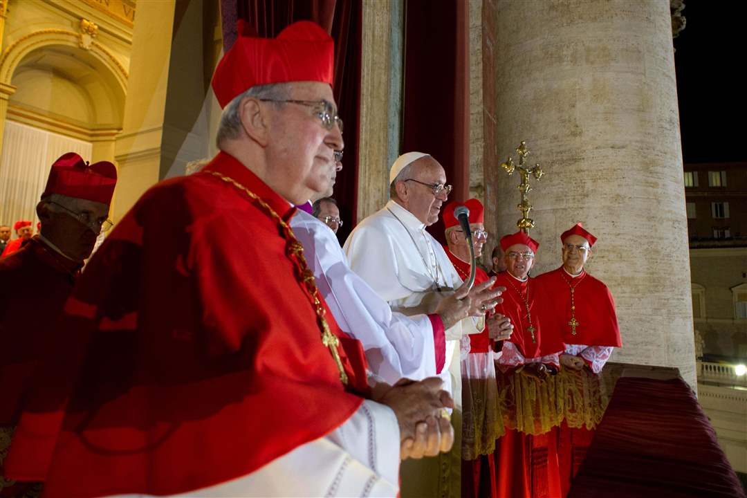 Pope-Francis-flanked-by-cardinals