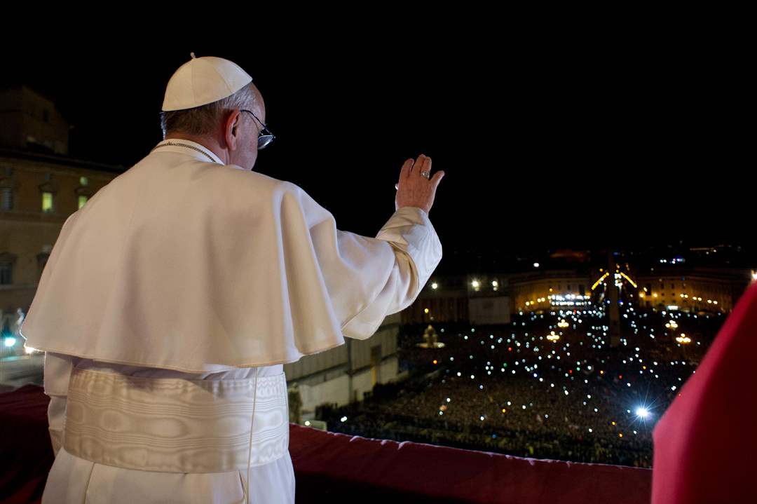 Pope-Francis-waving-to-crowd