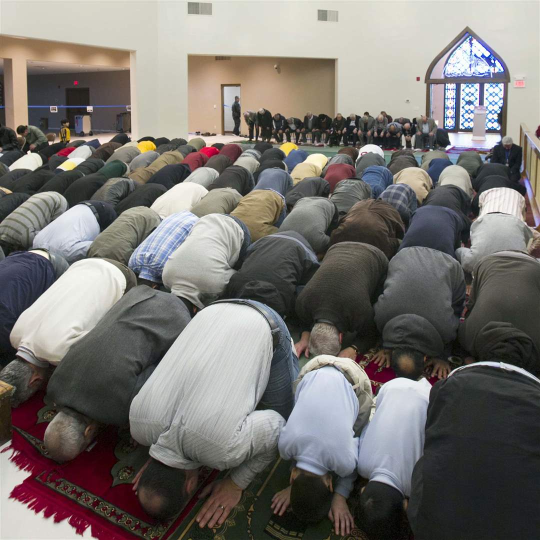 Islamic-Center-bowing