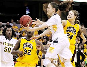 The Rockets' Naama Shafir shoots in-between Central Michigan's Jas'Miine, (32) and Niki DiGuilio.