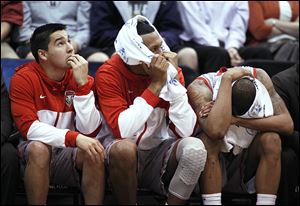 New Mexico players react on the bench as they were losing to Harvard in the second half.