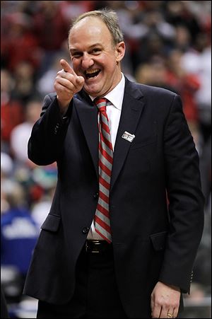 Football coach Urban Meyer and men’s basketball coach Thad Matta, right, have built their own successful programs in Columbus.