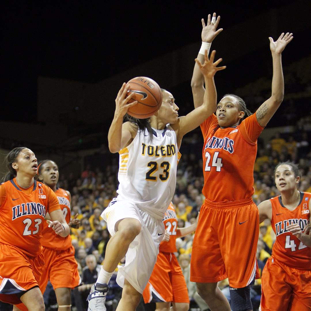 UT-Illinois-hook-shot