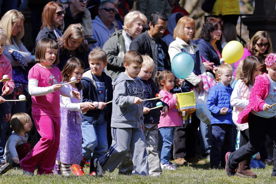 Hayes-Egg-Roll-children-run