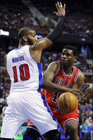 Chicago Bulls center Nazr Mohammed, right, looks to pass the ball around Detroit Pistons center Greg Monroe (10) in the first half Sunday.