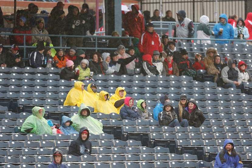 SPT-hens12p-rainy-crowd