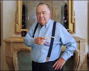 Comedian Jonathan Winters, shown in this 1997 photo, was knonw for his breakneck improvisations.