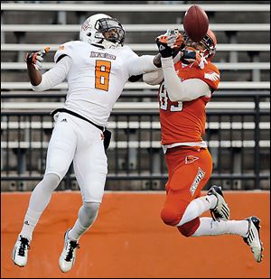 Jared Cohen, right, of the Orange, makes a catch against  Cameron Truss of the White in BGSU's spring game.