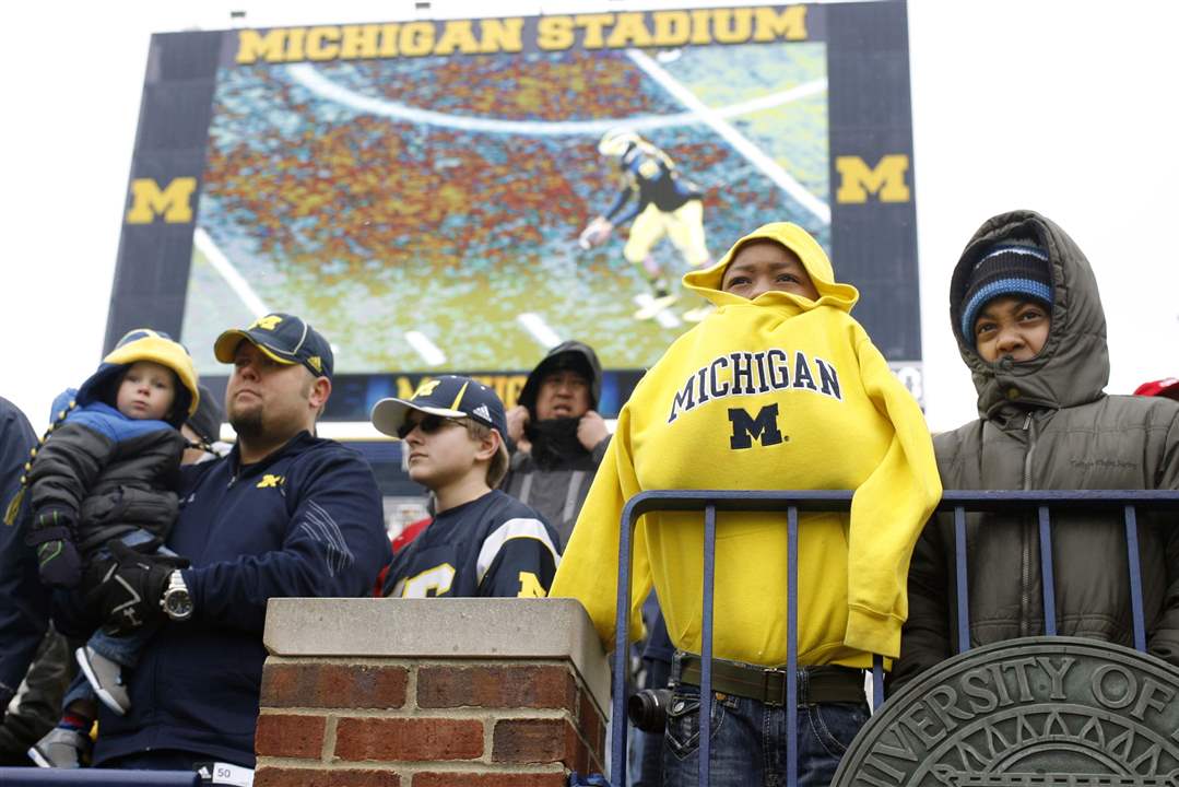 UM-scrimmage-fans