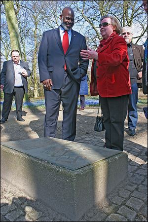 Mayor Mike Bell Bell and Anke von Wittke-Grothenn, who helped foster Toledo's sister-city relationship with Delmenhorst,  view a historic marker.