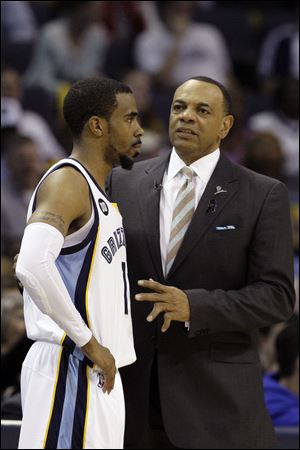 Memphis Grizzlies coach Lionel Hollins, right, talks to Memphis Grizzlies' Mike Conley during the first half.