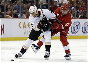 Anaheim's Ryan Getzlaf holds off Detroit's Pavel Datsyuk while battling for the puck in the second period.