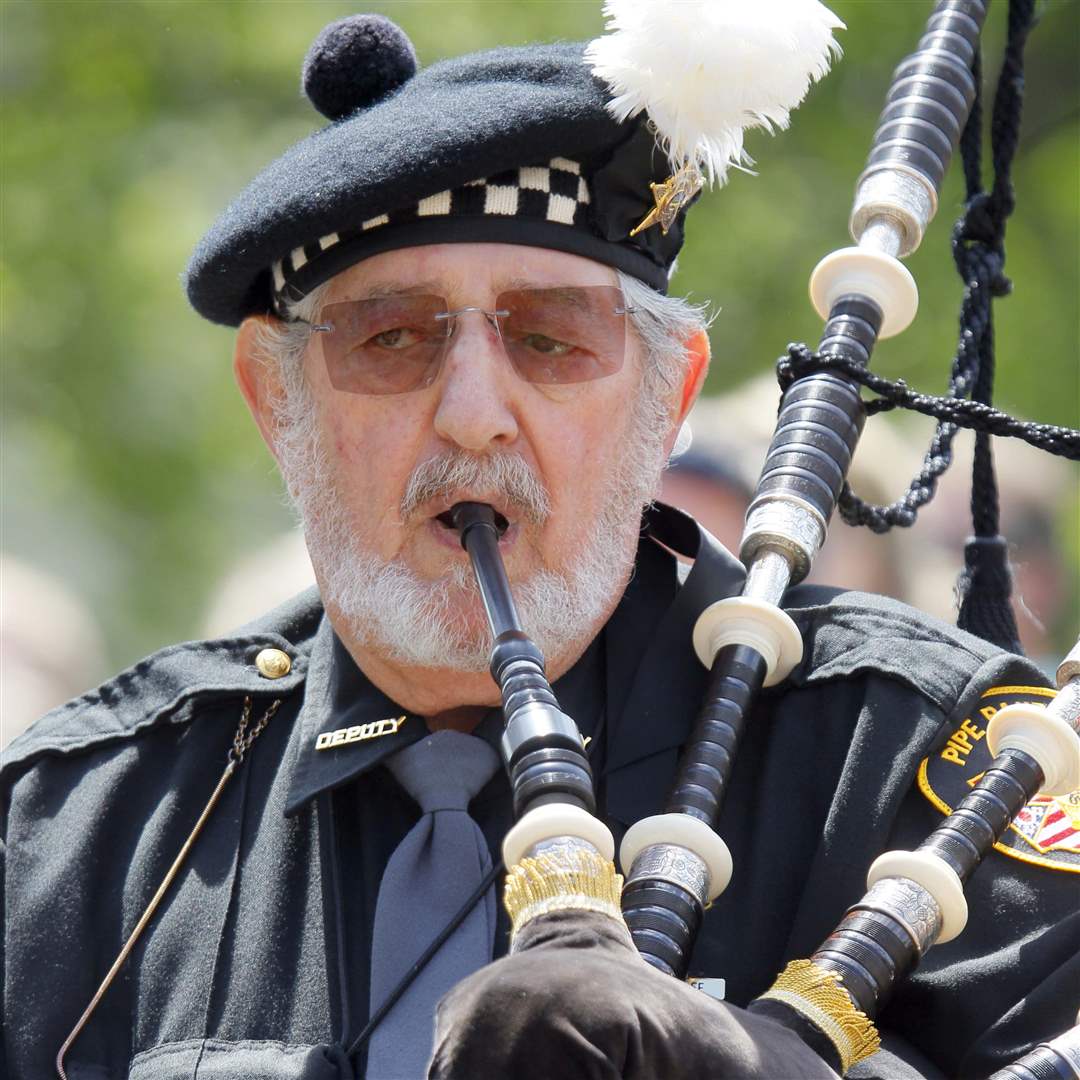 Memorial-Walter-Metcalfe-bag-pipes