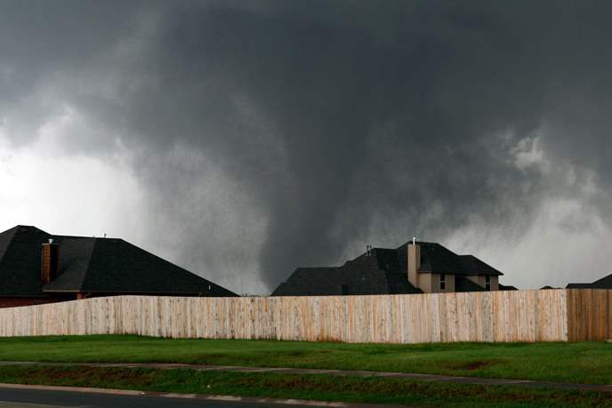 The-tornado-moves-past-homes