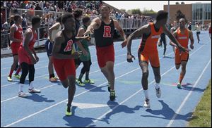 Rogers'  Kurtis Jefferies hands off to Michael Lipkins and Southview's Jeremy Cook hands off to J.J. Pinckney in the 1600-meter relay won by the Cougars.
