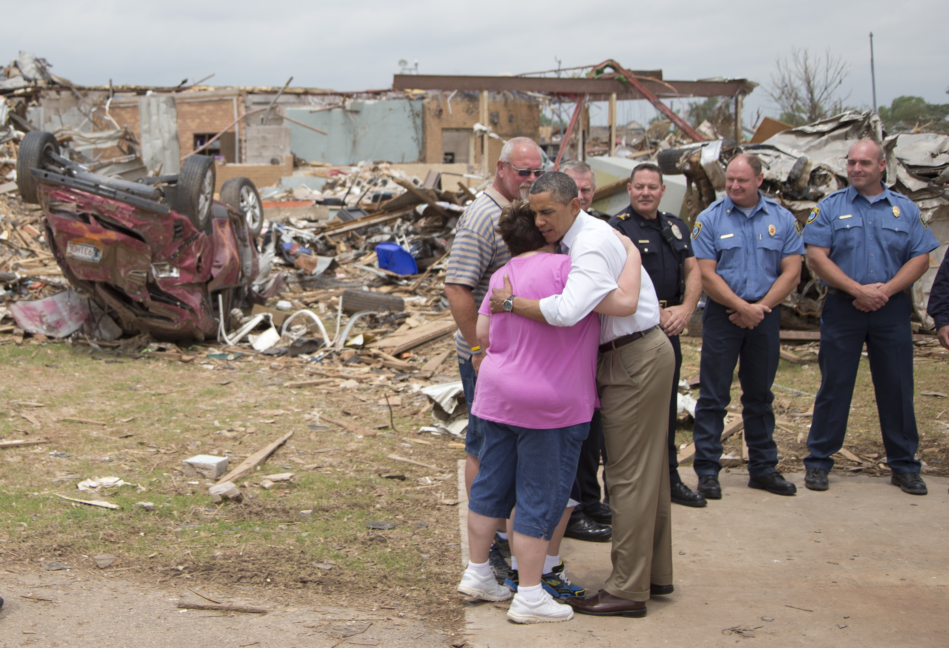 obama-visits-oklahoma-consoles-tornado-victims-offers-federal-support