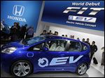  Auto companies in the United States are lowering lease prices for electric cars as they try to jump-start slow sales in a competitive market. Honda announced that it is also throwing in goodies such as unlimited mileage and a free home-charging station. 