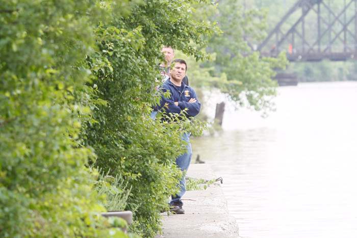 Authorities-search-the-Maumee-River