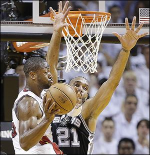 Miami's Dwyane Wade scored 17 points, but that wasn't enough against Tim Duncan and the Spurs, who too Game 1. Duncan finished with 20 points and 14 rebounds.